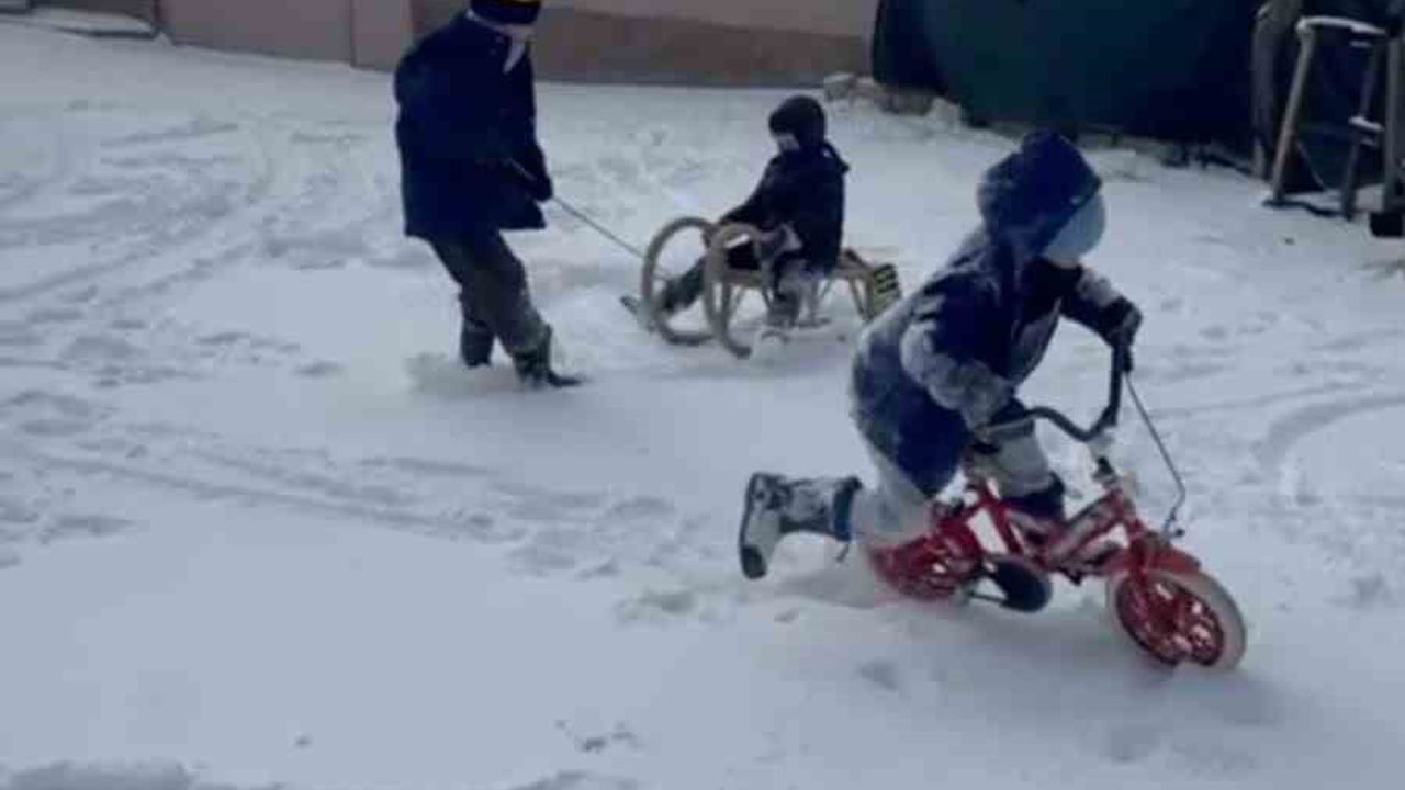 Mihalıççık Lütfiye'de bin 430 rakımda kar tatili: çocukların kızak keyfi