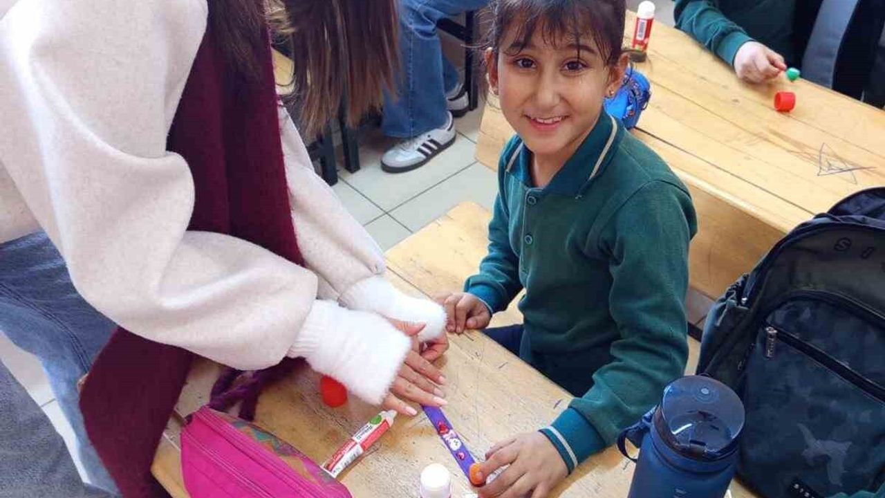 Milas Anadolu Lisesi'nden Fesleğen İlkokulu'na kitap desteği