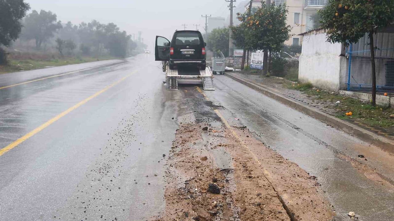 Milas'ta açık kalan altyapı çukurları trafik güvenliğini zedeliyor