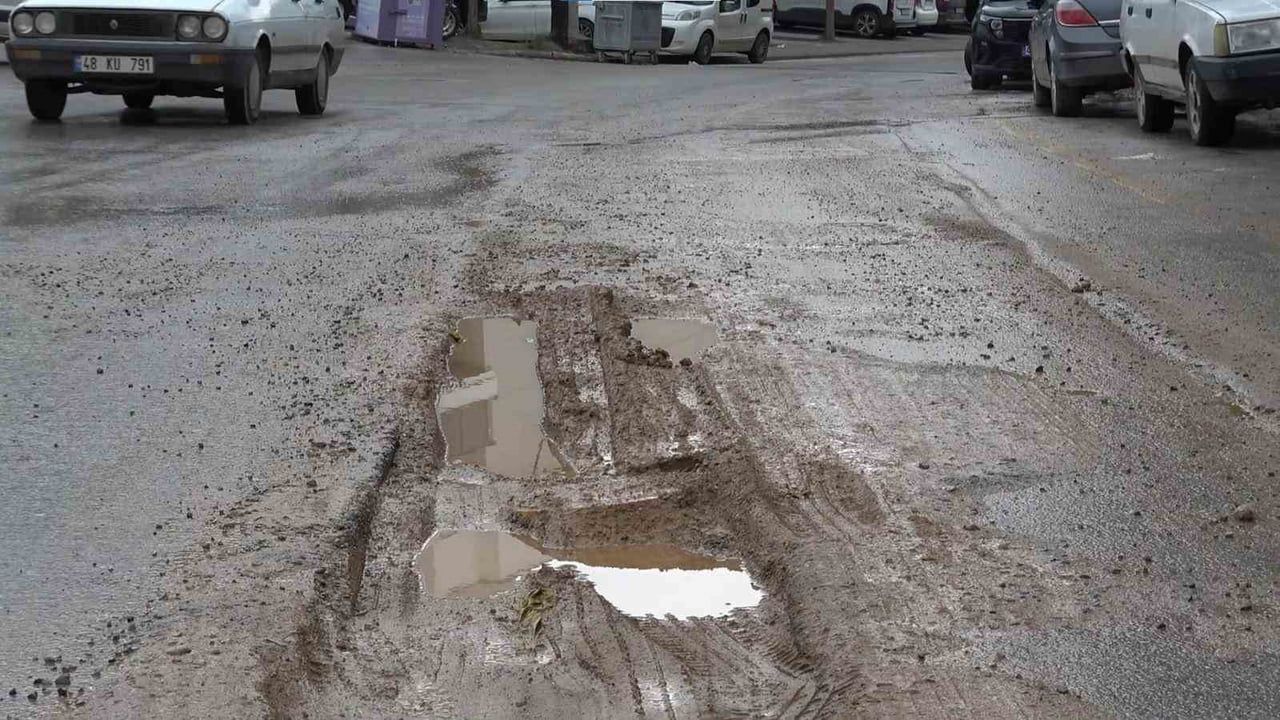 Milas'ta sağanak sonrası yollar çamura döndü, ulaşım aksadı