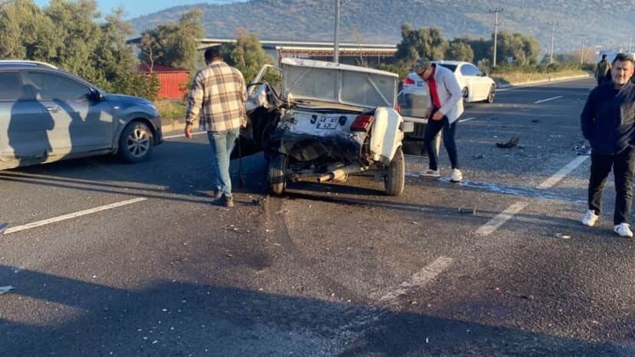 Milas’ta zincirleme kaza: Tofaş araç ezildi, bir kişi yaralandı