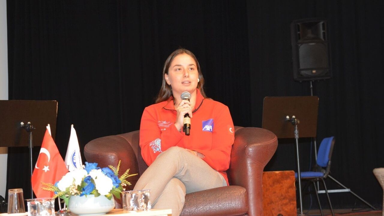 Milli yüzücü Bengisu Avcı, Ege Üniversitesi'nde başarı öyküsünü paylaştı