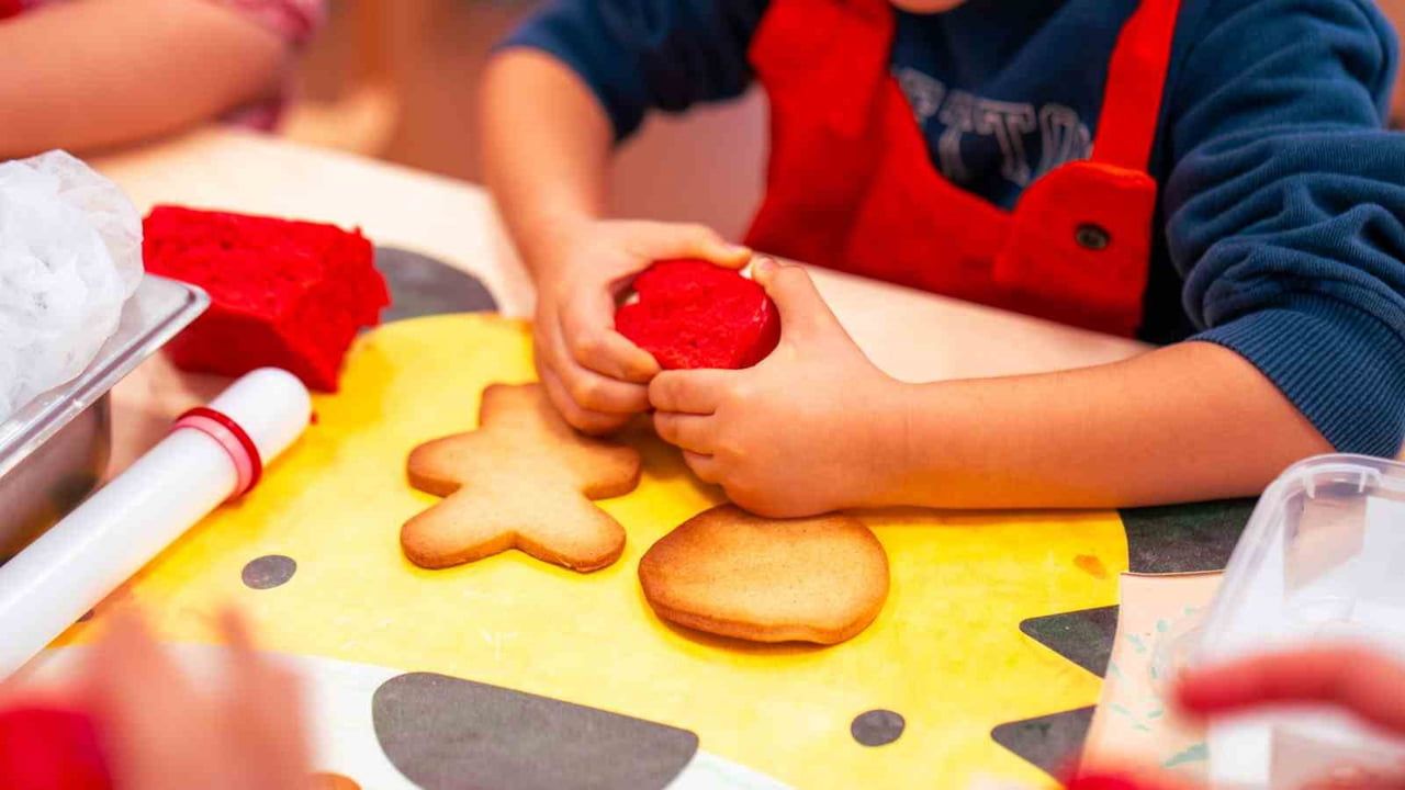 Minik şefler Beyaz Köşk'te yılbaşı kurabiyesi etkinliğinde buluştu