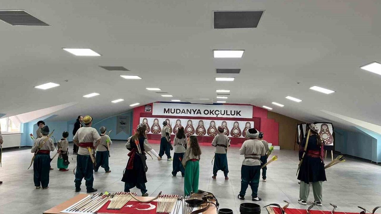 Mudanya'da Atatürk Ortaokulu'nda Okçuluk Etkinliği Öğrencilerden Yoğun İlgi Gördü
