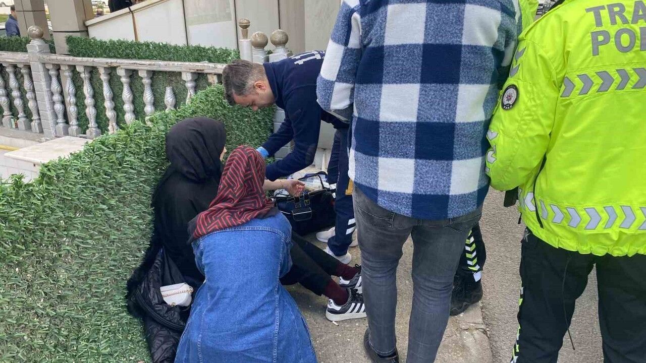 Mudanya'da kavşak kazası: 5 yaralı, pusetteki bebek yara almadı