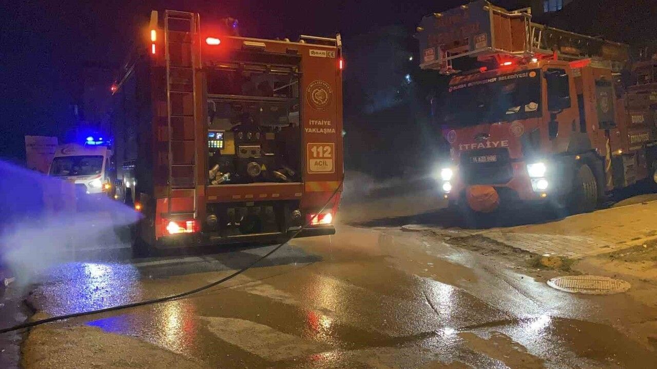 Mudanya'da metruk evde çıkan yangın paniğe yol açtı