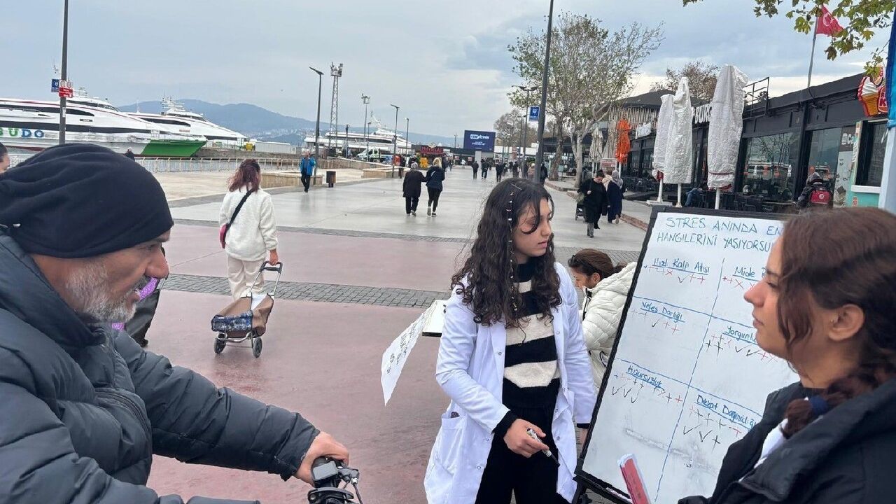 Mudanya Üniversitesi Öğrencileri Sahilde Ruh Sağlığını Destekliyor