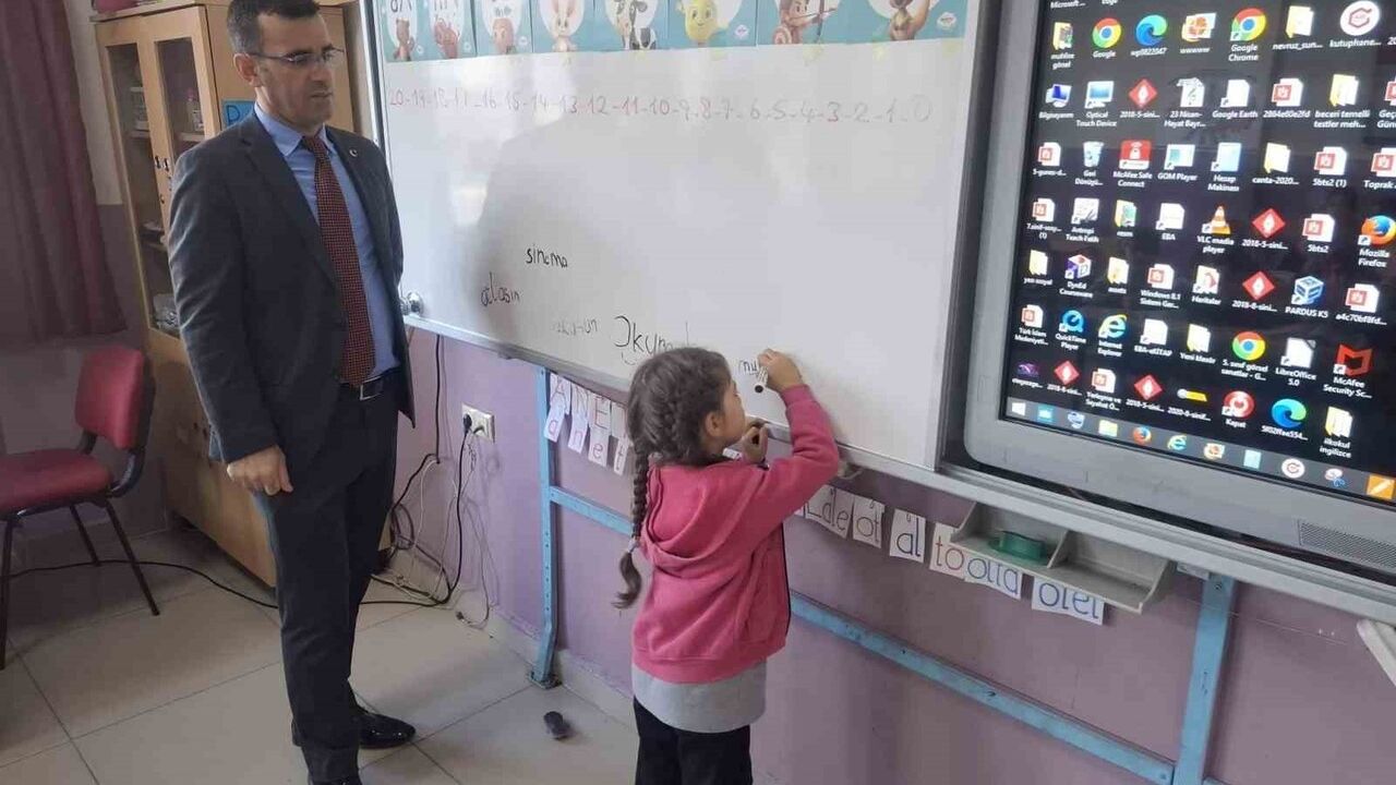 Müdür Yıldırak Kızılçukur Şehit Ahmet Şılak Ortaokulunu Ziyaret Etti