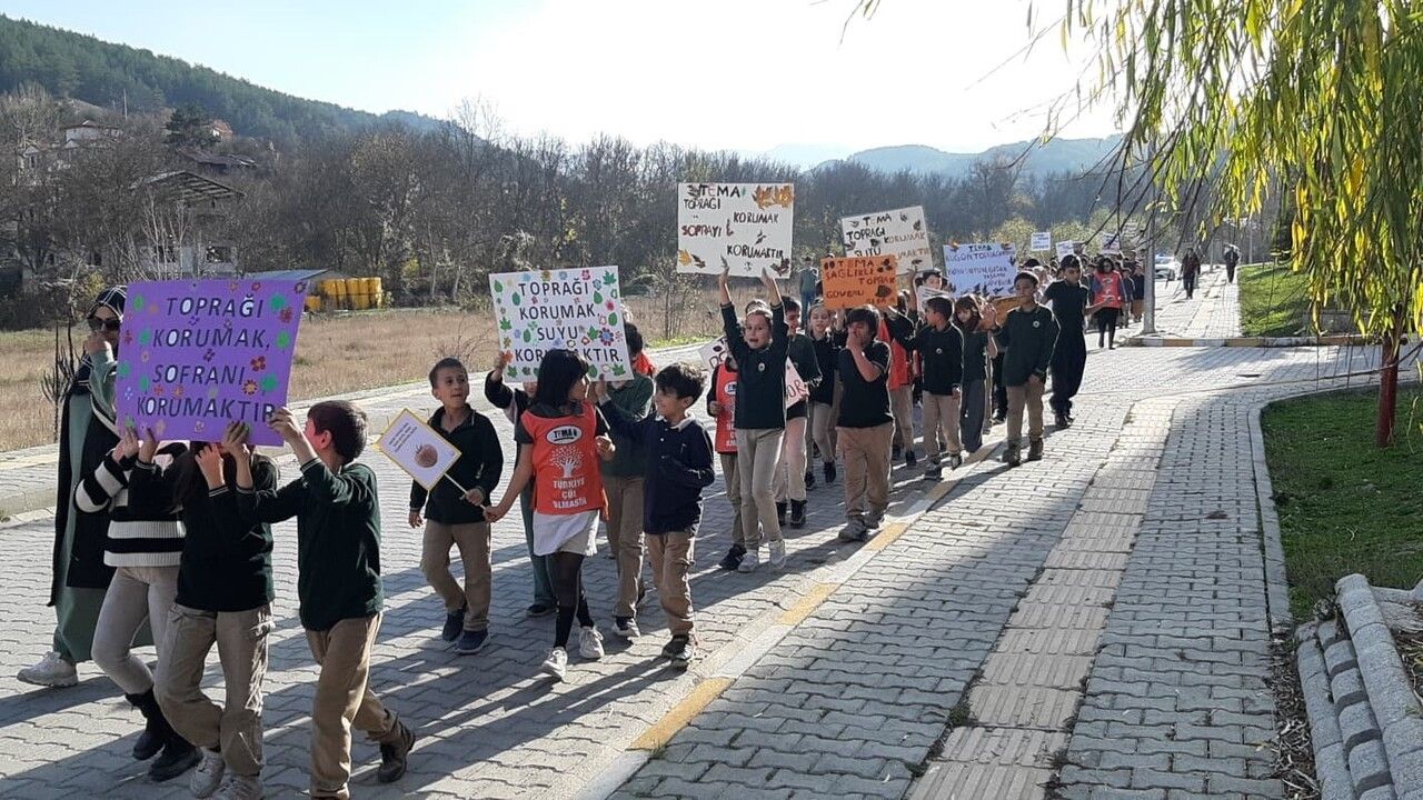 Mudurnu’da Öğrencilerden Erozyon ve Doğal Kaynaklar İçin Yürüyüş