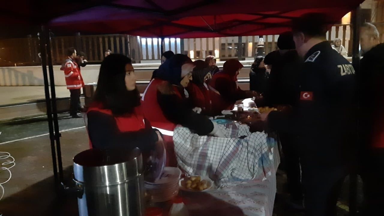 Mudurnu'da Regaip Kandili'nde geleneksel lokma dağıtımı yapıldı