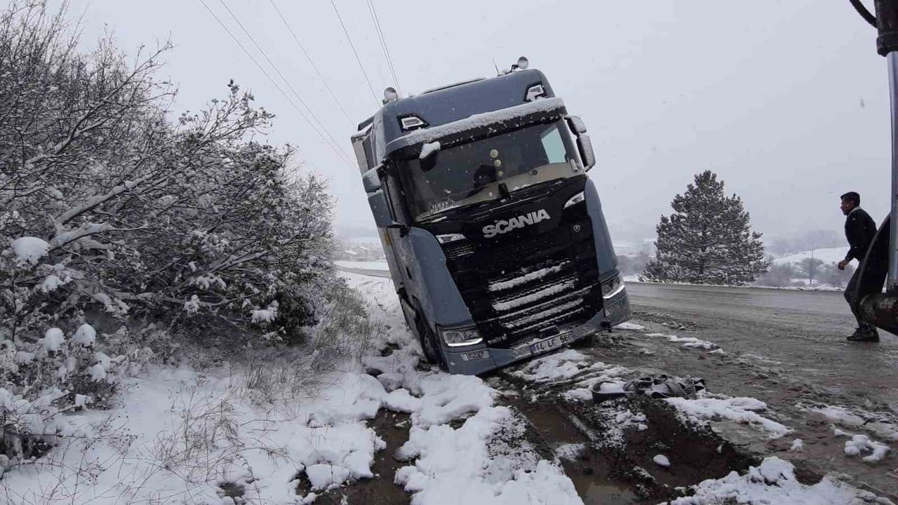 Mudurnu-Nallıhan yolunda rampada kayan tır şarampole devrildi