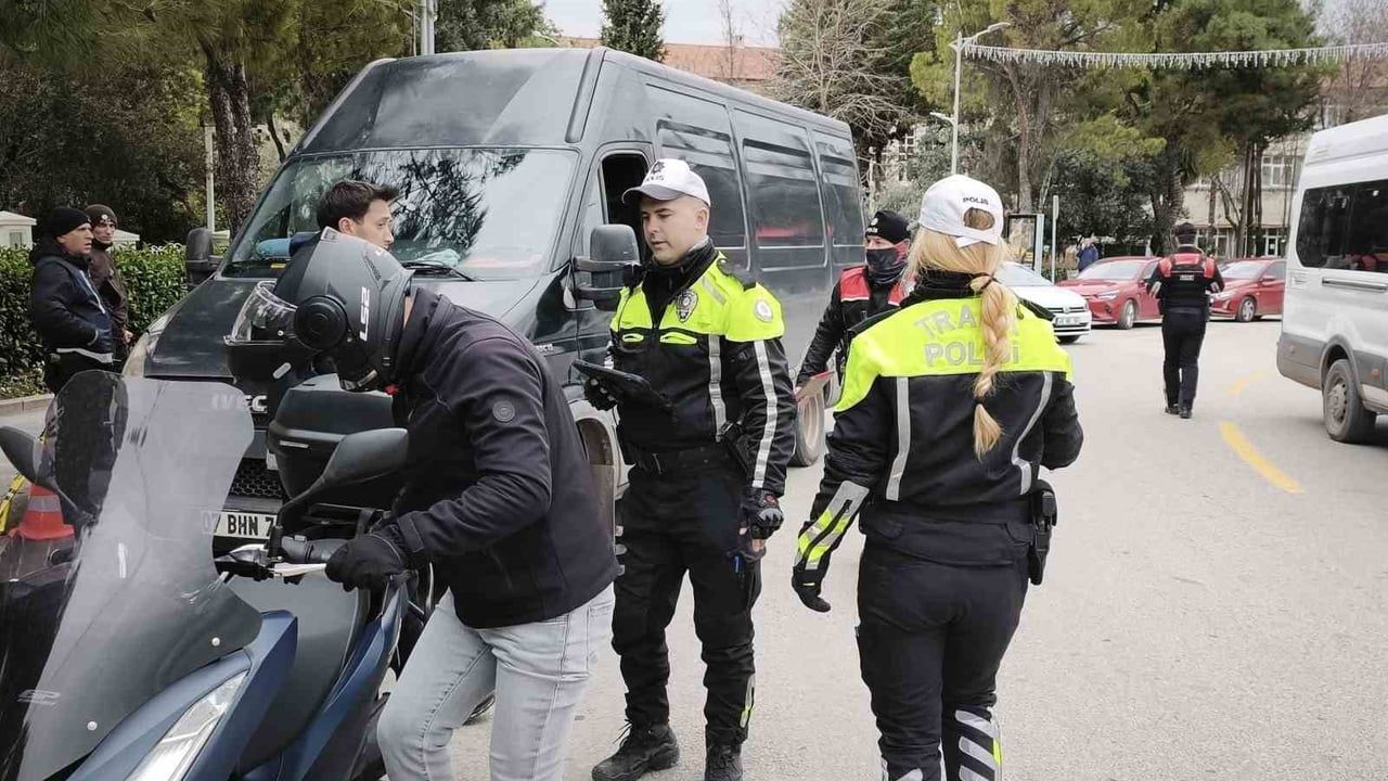 Muğla Cumhuriyet Meydanı'nda geniş kapsamlı trafik denetimi