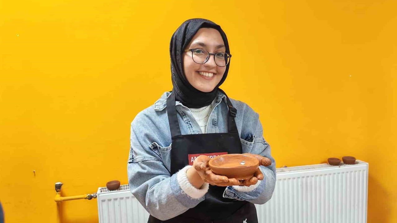 Muğla'da gençler seramik atölyesinde sanata ilk dokunuşu