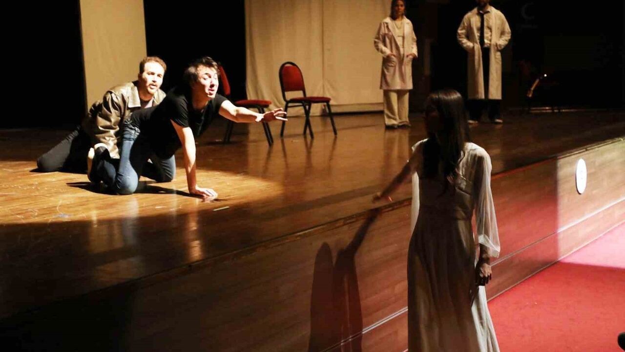 Muğla'da 'Umut' tiyatrosu madde bağımlılığına ışık tuttu