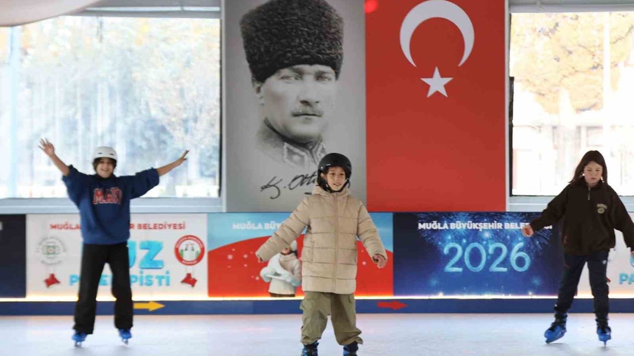 Muğla'da yeni yıl coşkusu Menteşe Kent Meydanı'ndaki buz paten pistiyle başladı
