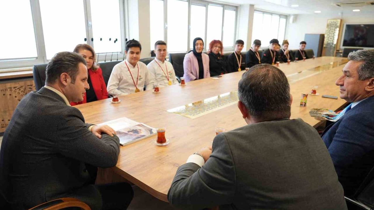 Muğla’nın altın madalyalı öğrencileri makamda kutlandı