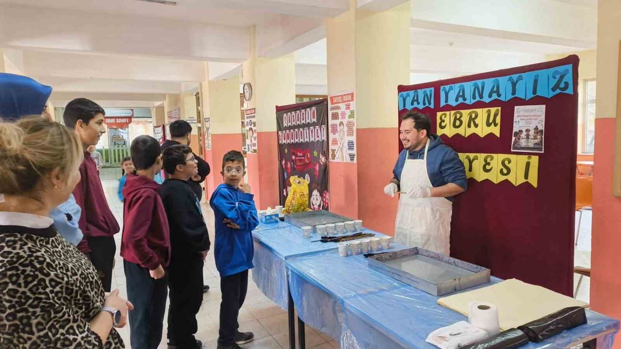 Muğlalı öğrenciler ebru sanatıyla tanıştı