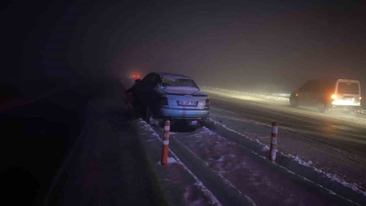 Muş-Bitlis yolunda sis ve buzlanma sonucu otomobil refüje çarptı