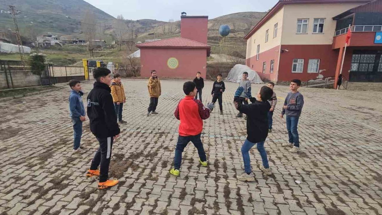 Muş Dağdibi'de Geleneksel Oyunlar Yaşatılıyor