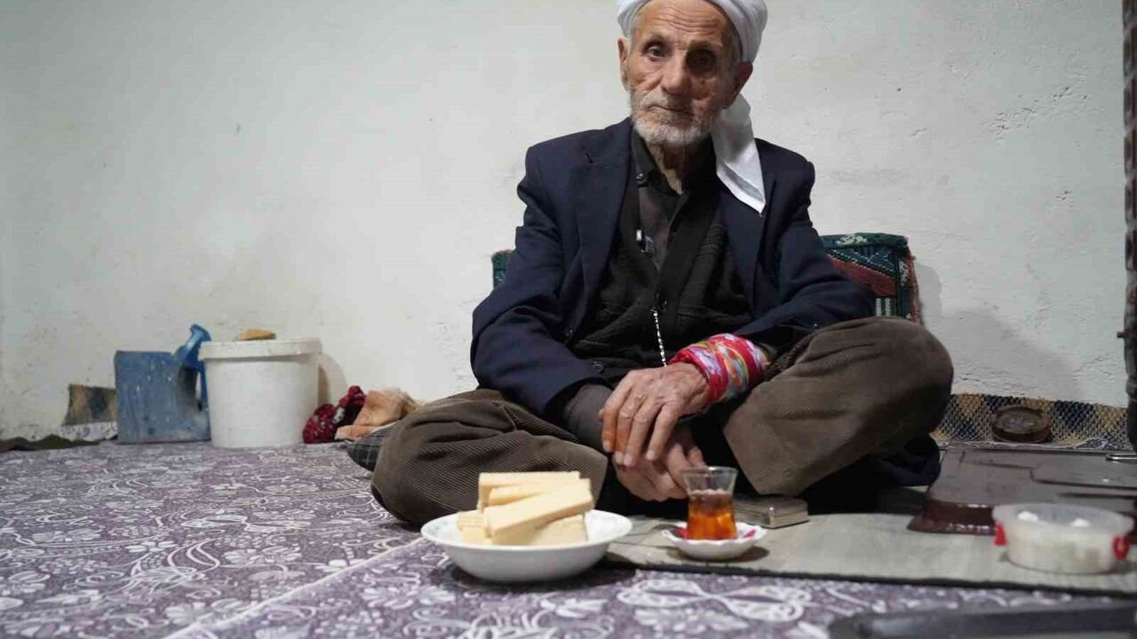 Muş Kırköy'de 86 yaşındaki Rüstem Balık 50 yıldır sadece çay ve gofretle yaşıyor