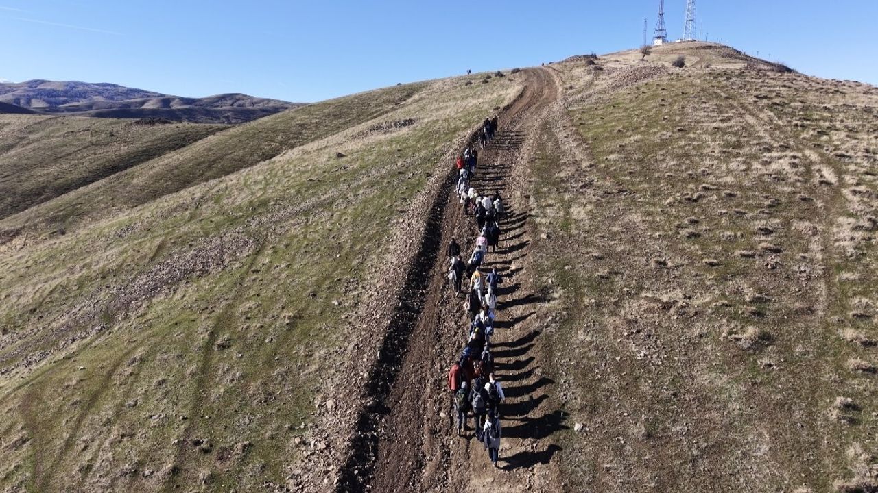 Muş’ta Adımlarla Keşfet projesi kapsamında Bayrak Tepe’de doğa yürüyüşü