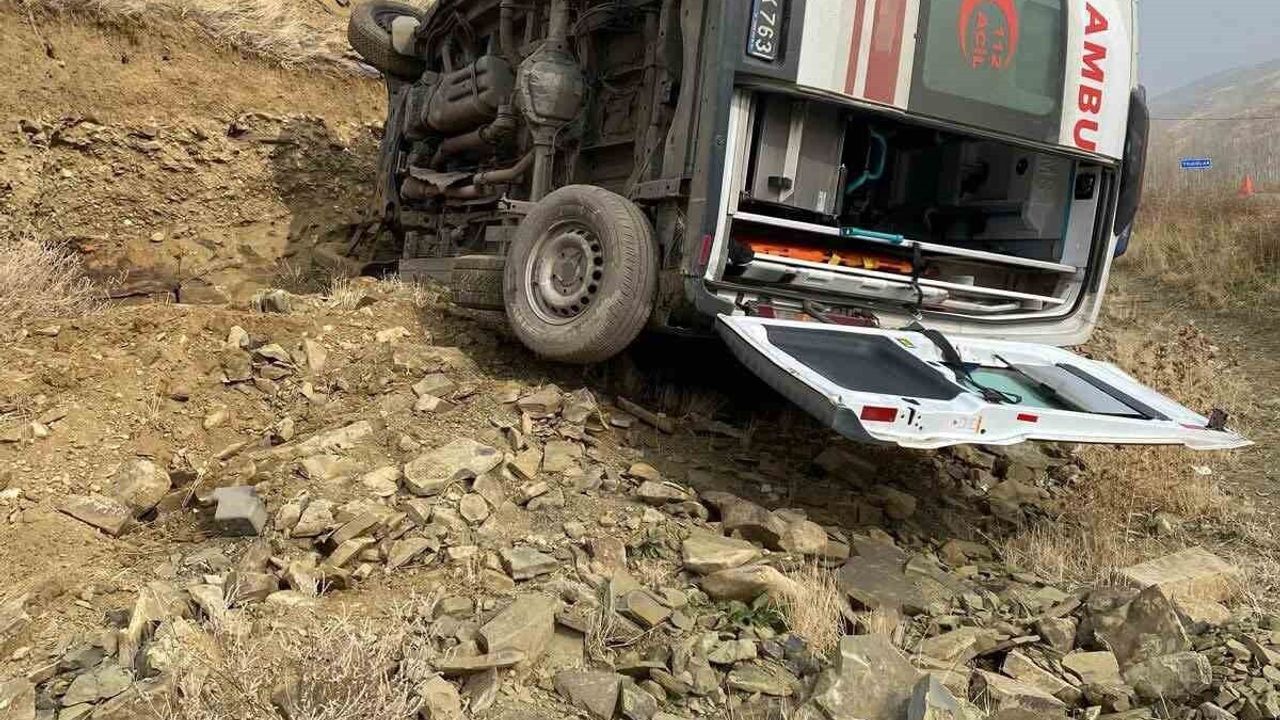 Muş'ta ambulans devrildi: 3 kişi yaralandı