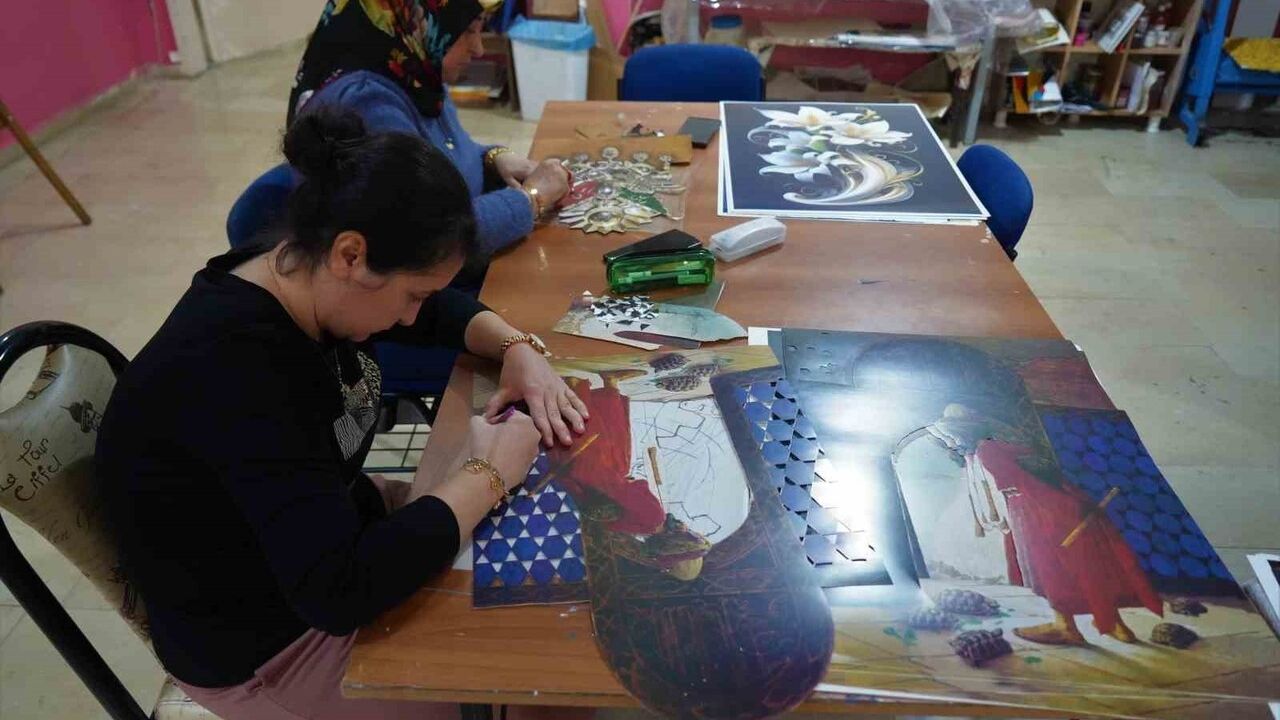 Muş’ta kadınlar kağıt rölyefle aile ekonomisine katkı sunuyor