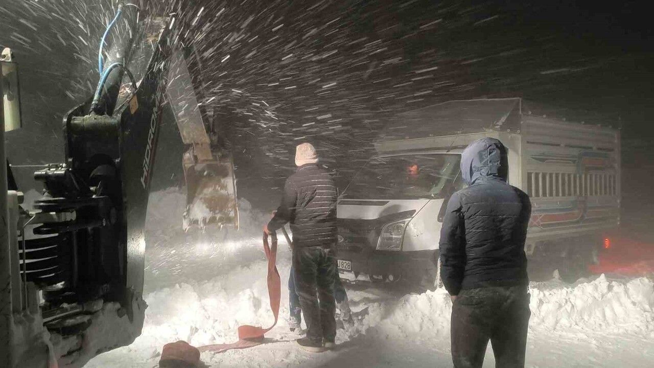 Muş’ta kar ve tipide mahsur kalan 7 kişi kurtarıldı
