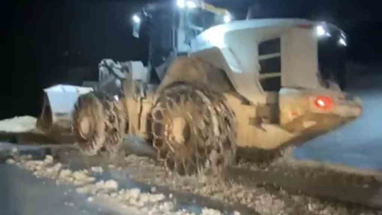 Muş'ta Kar Yağışı 250 Köy Yolunu Ulaşıma Kapattı