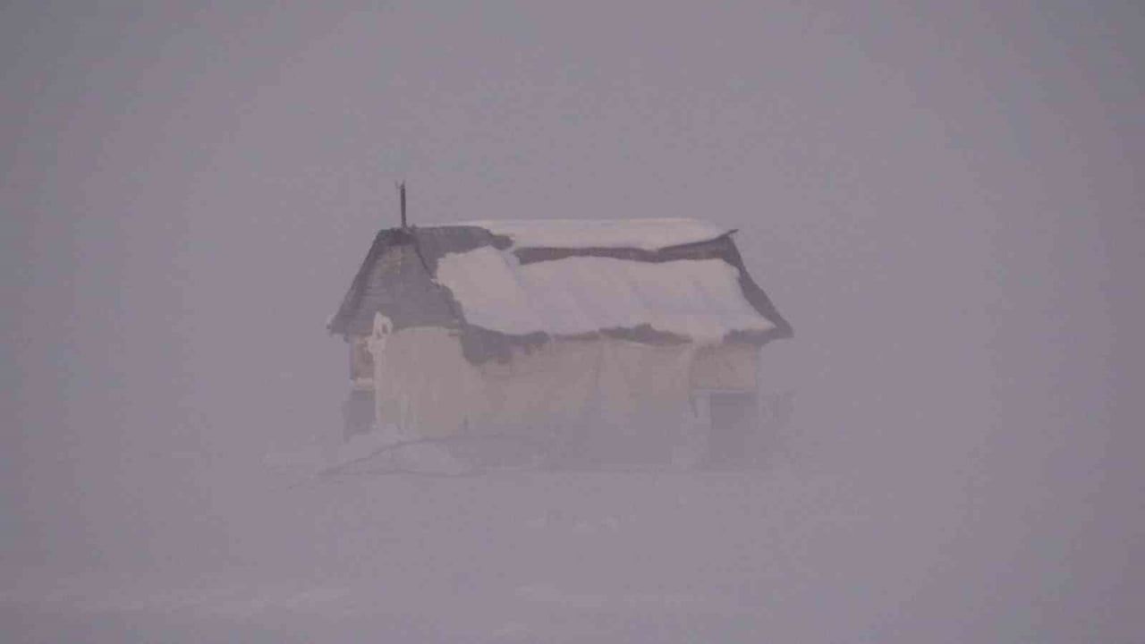 Muş'ta Sis ve Gün Batımı Kartpostallık Manzaralar Oluşturdu