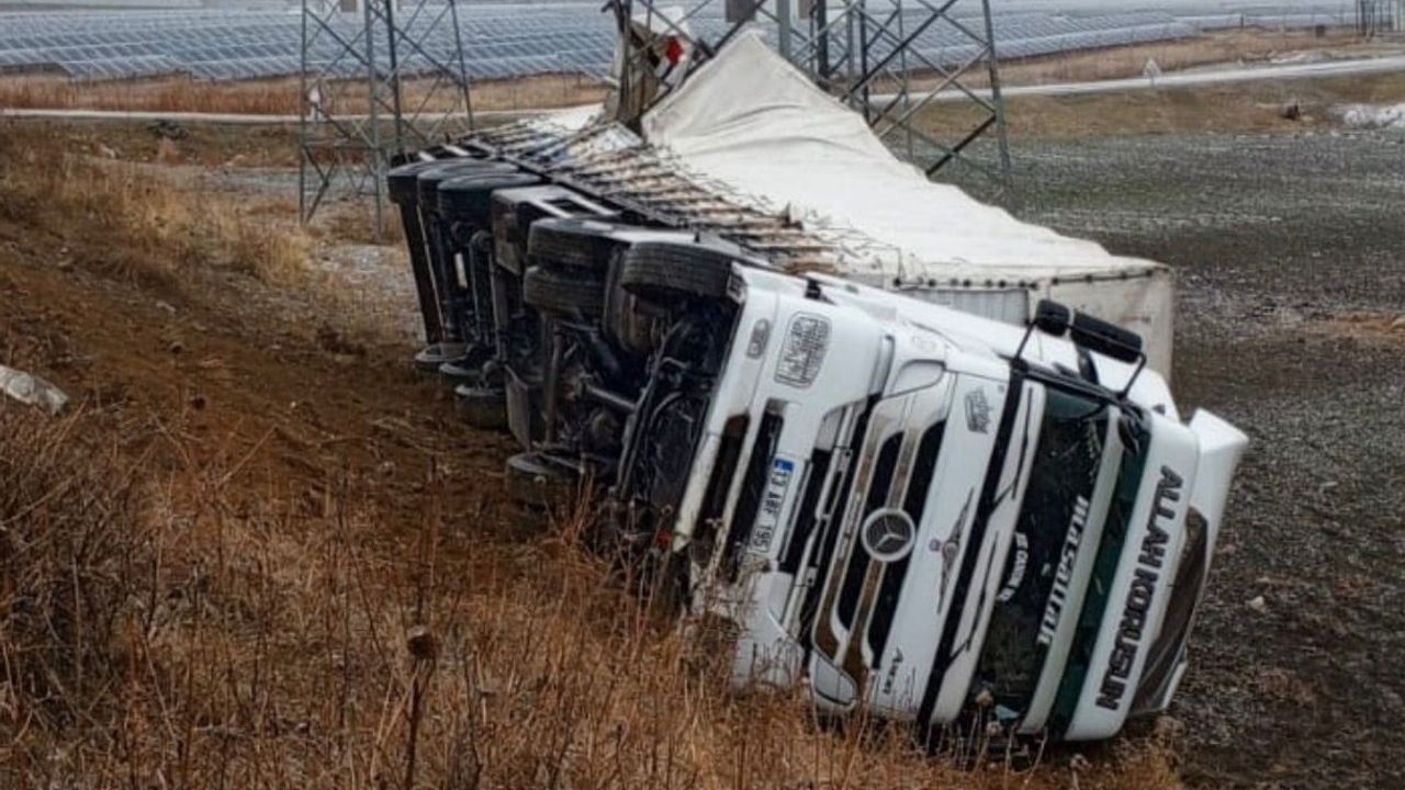Muş'ta tır virajı alamayarak şarampole yuvarlandı