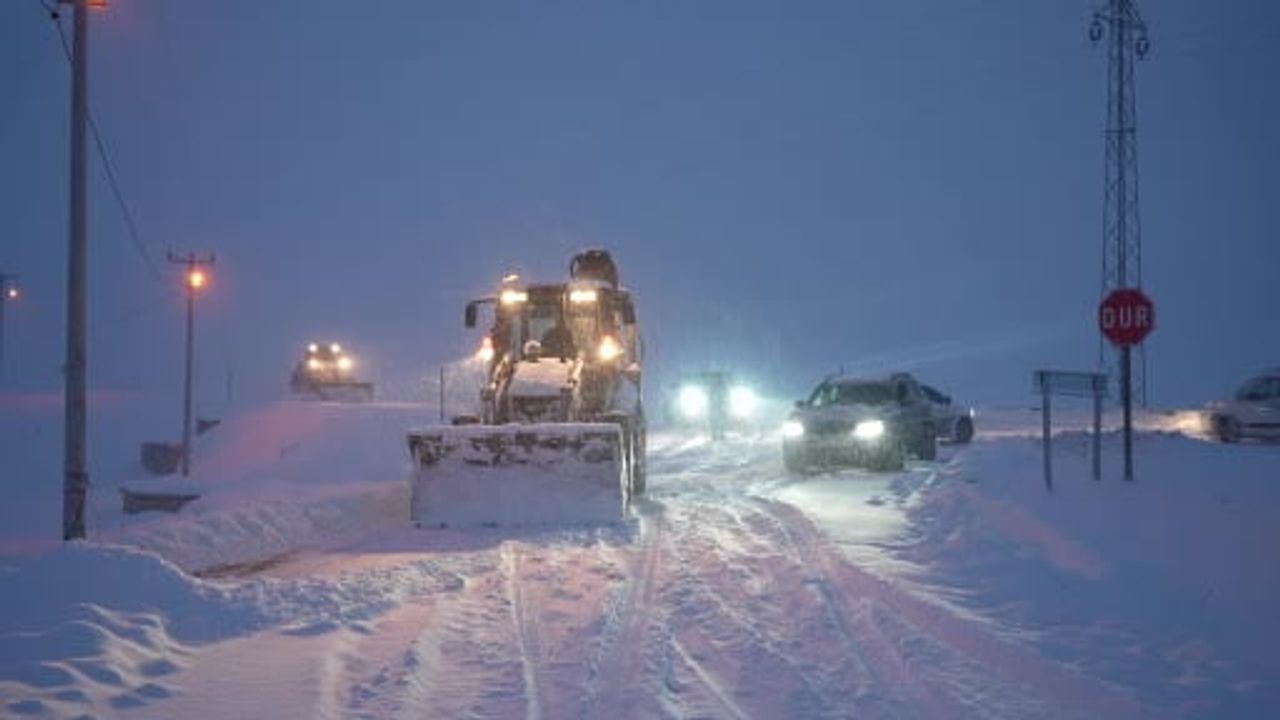 Muş’ta yeni yıl mesaisi: Vali Avni Çakır saha ekiplerini ziyaret etti