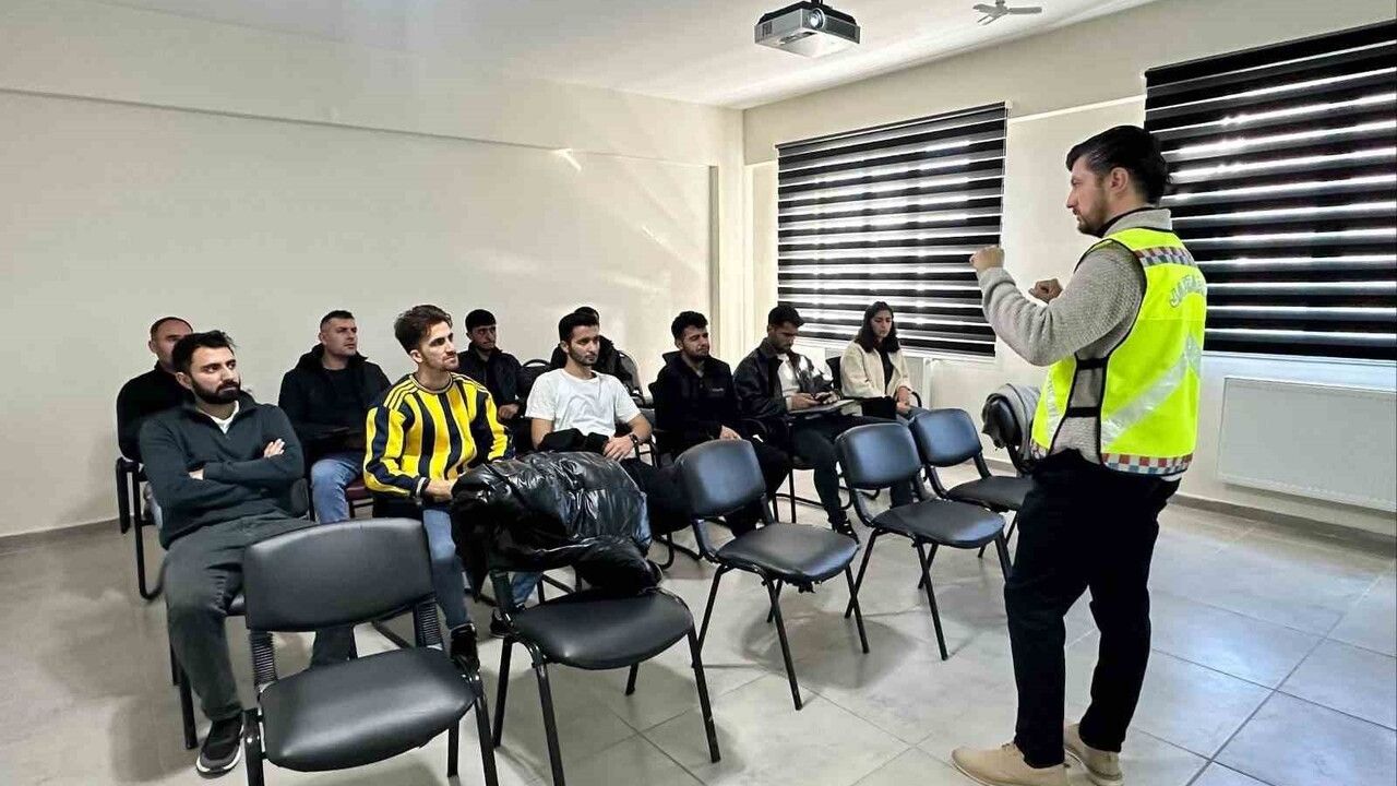 Muş Varto'da jandarmadan siber dolandırıcılık farkındalığı