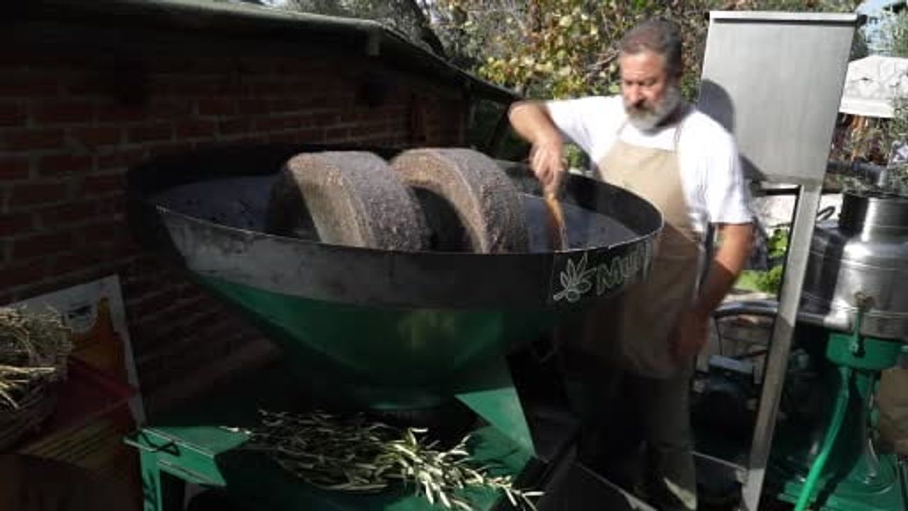 Mutluköy'de dede yadigarı taş baskı ile doğal zeytinyağı