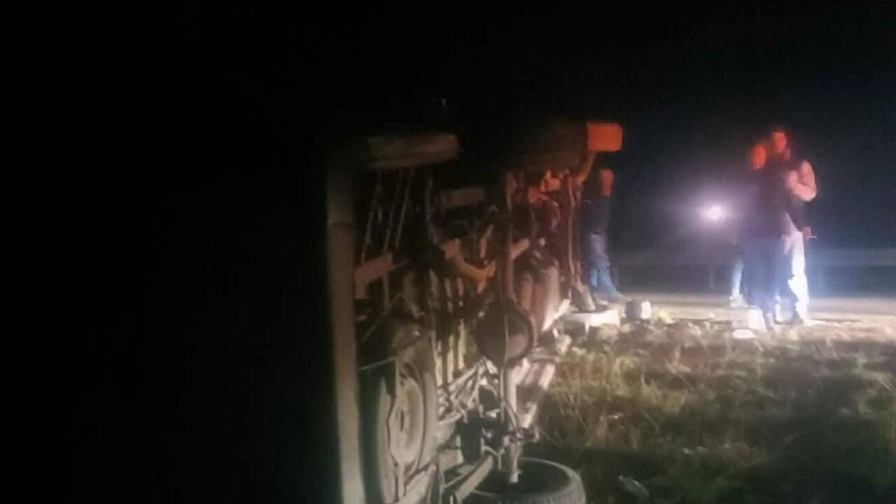 Nallıhan’da işçi servisi devrildi — 14 kişi yaralandı