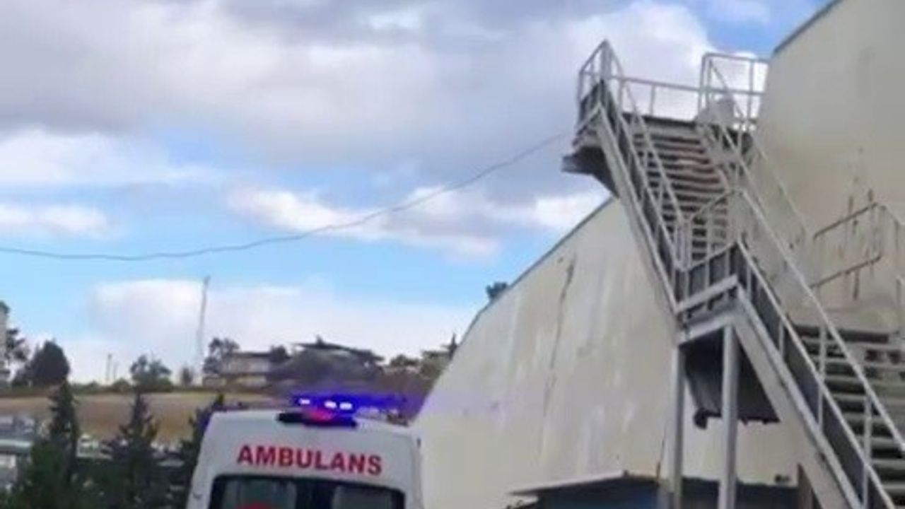 Navigasyon hatası tırın hastane önünde kilitlenmesine yol açtı