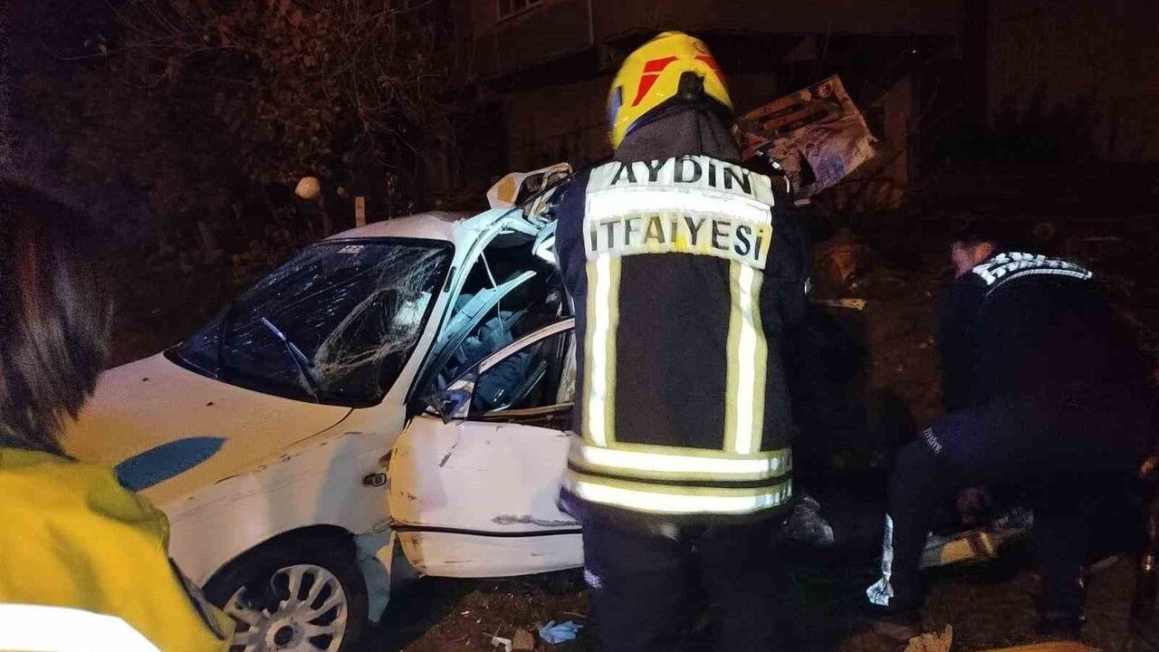 Nazilli'de ağaca çarpan sürücü araçta sıkıştı, itfaiye kurtardı