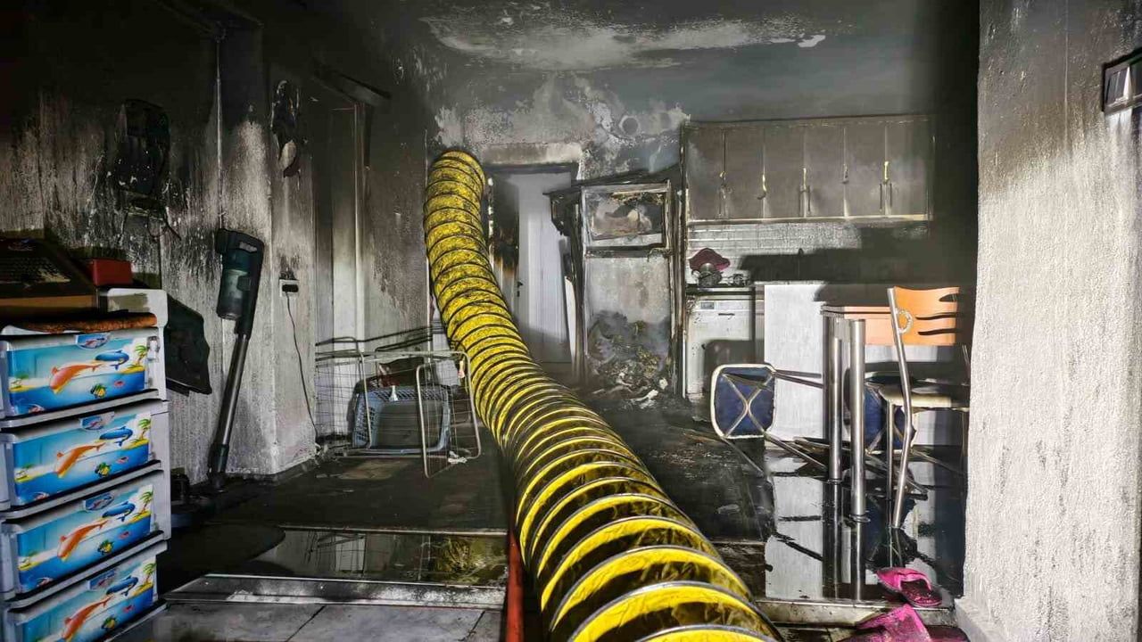 Nazilli'de gece çıkan yangında giriş katı daire kullanılamaz hale geldi