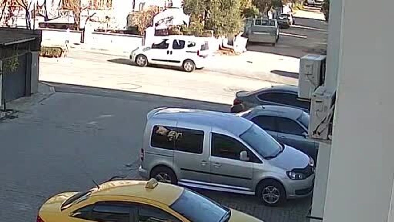 Nazilli'de minibüs motosiklete çarpıp park halindeki araçlara çarptı: 1 yaralı