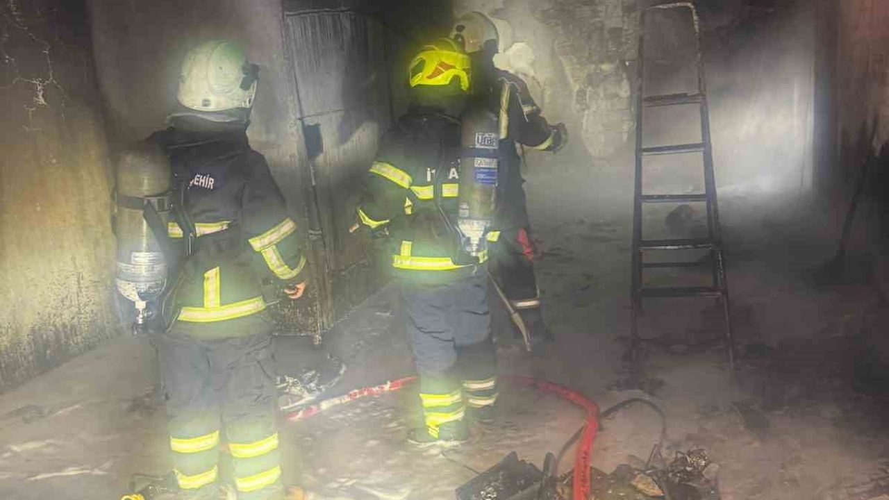 Nazilli’de yıkım halindeki eski kütüphane binasında yangın