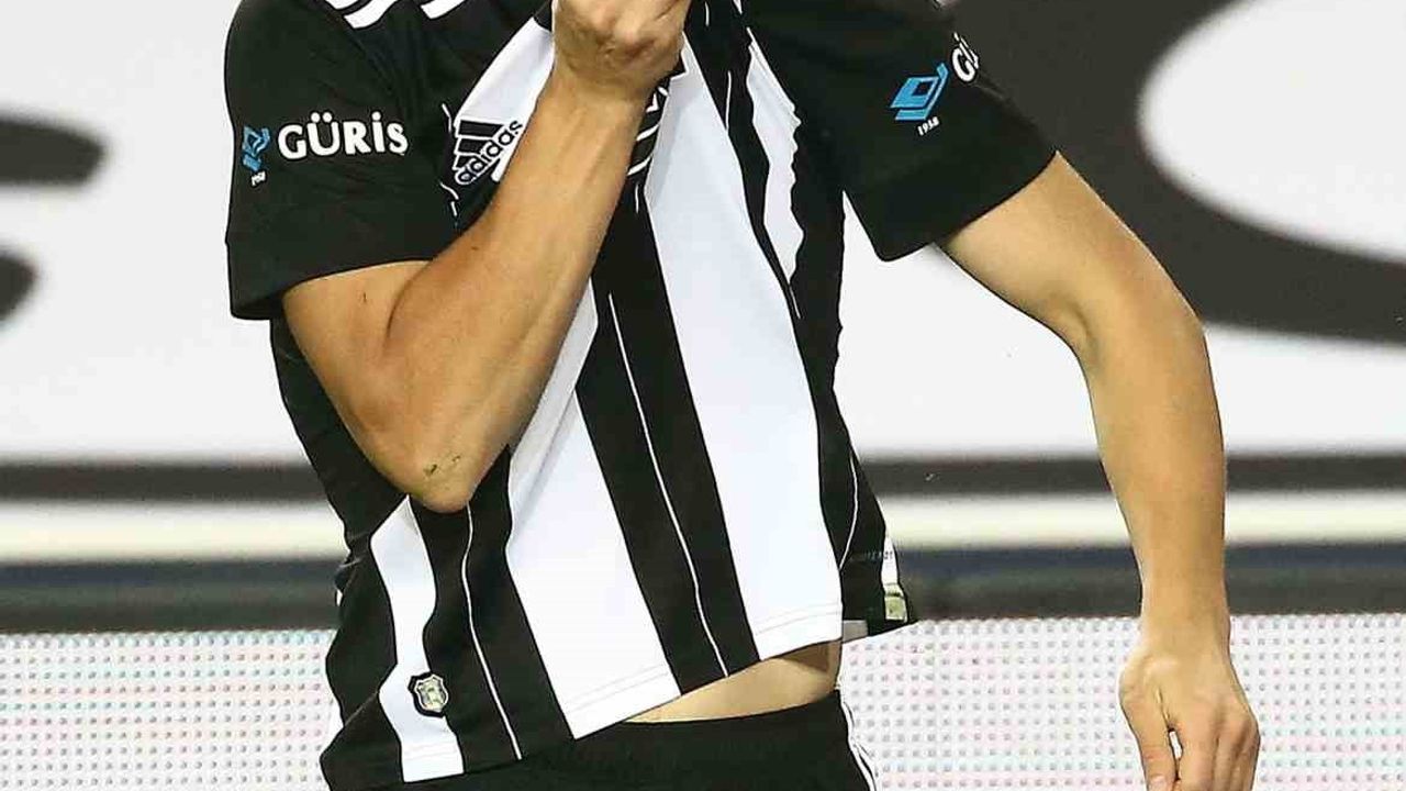 Necip Uysal: 'Kariyerime bu forma altında nokta koyacağım'