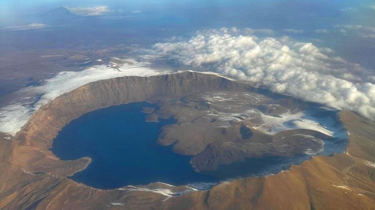 Nemrut Krater Gölü ve Kalderası Uçaktan Görüntülendi