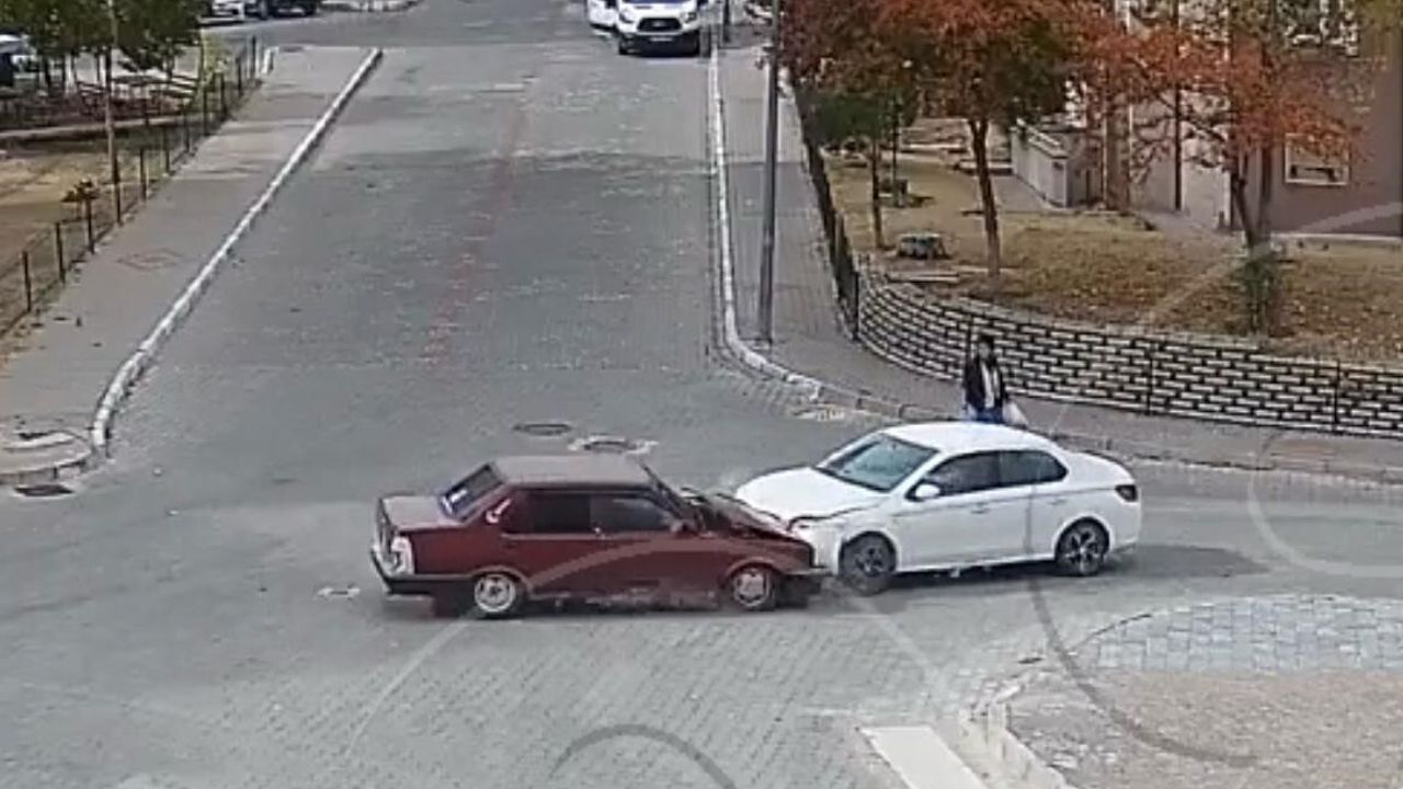 Nevşehir'de Kafa Kafaya Çarpışma KGYS Kameralarına Yansıdı