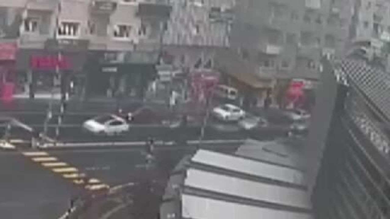 Nevşehir'de kırmızı ışıkta bekleyen araç geri geri iş yerine girdi