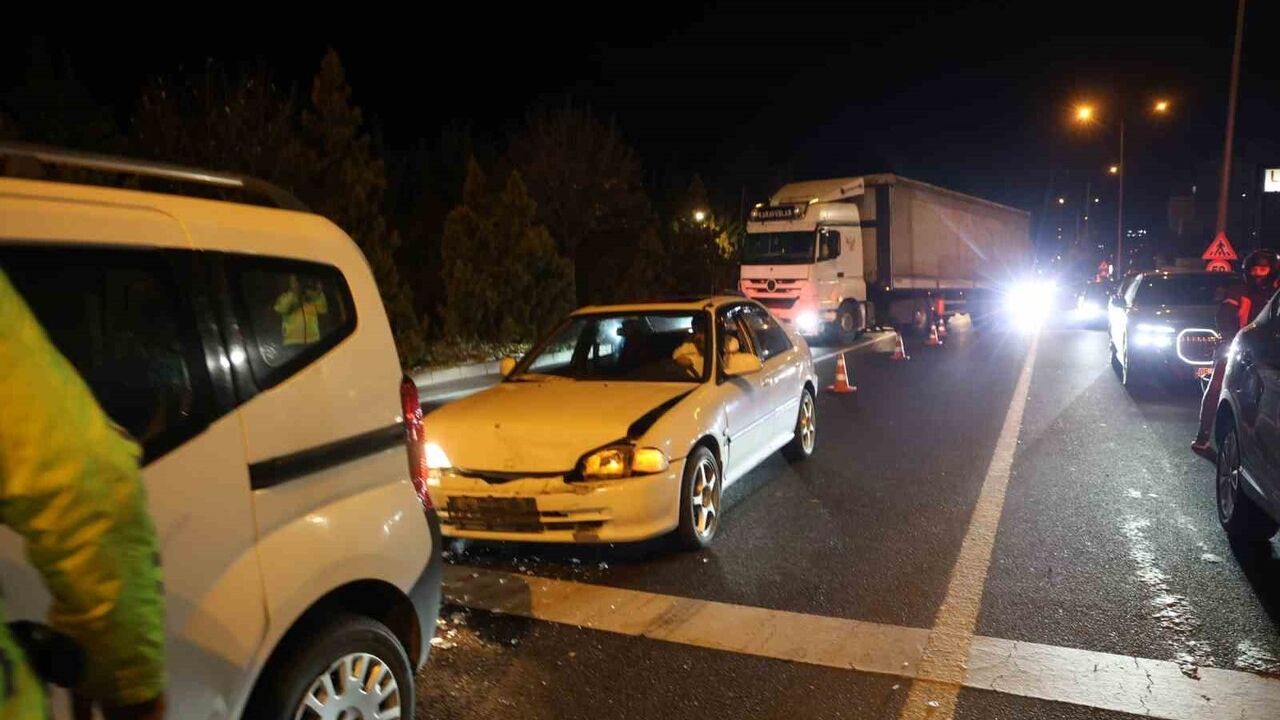 Nevşehir'de kırmızı ışıkta bekleyen araca çarpan otomobil: 1 yaralı