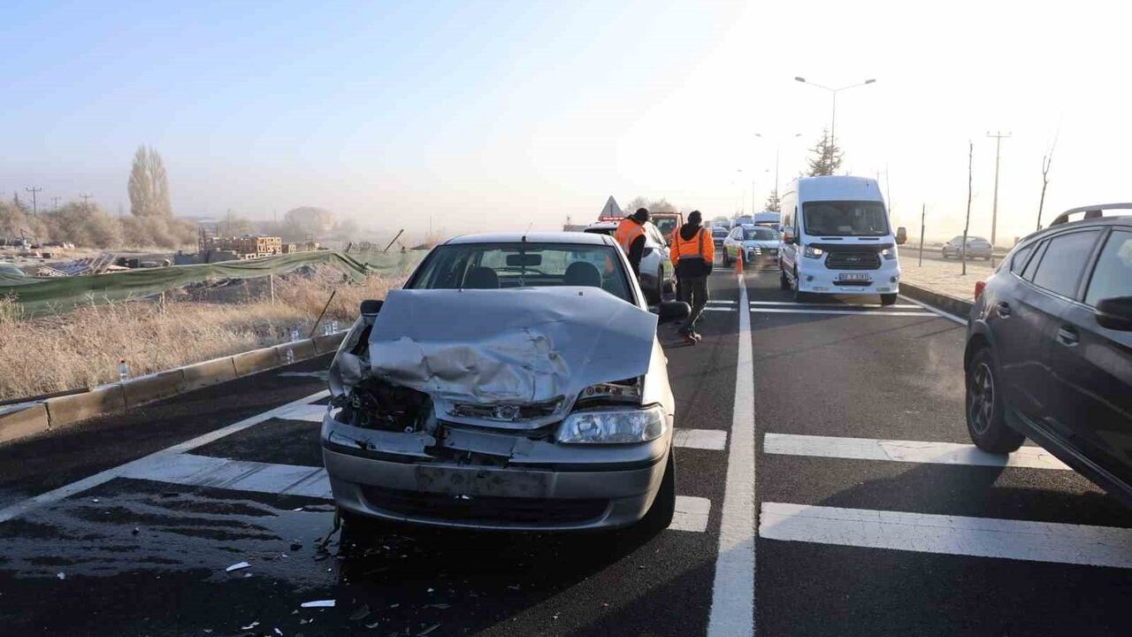 Nevşehir'de kırmızı ışıkta bekleyen minibüse arkadan çarpma: 3 yaralı