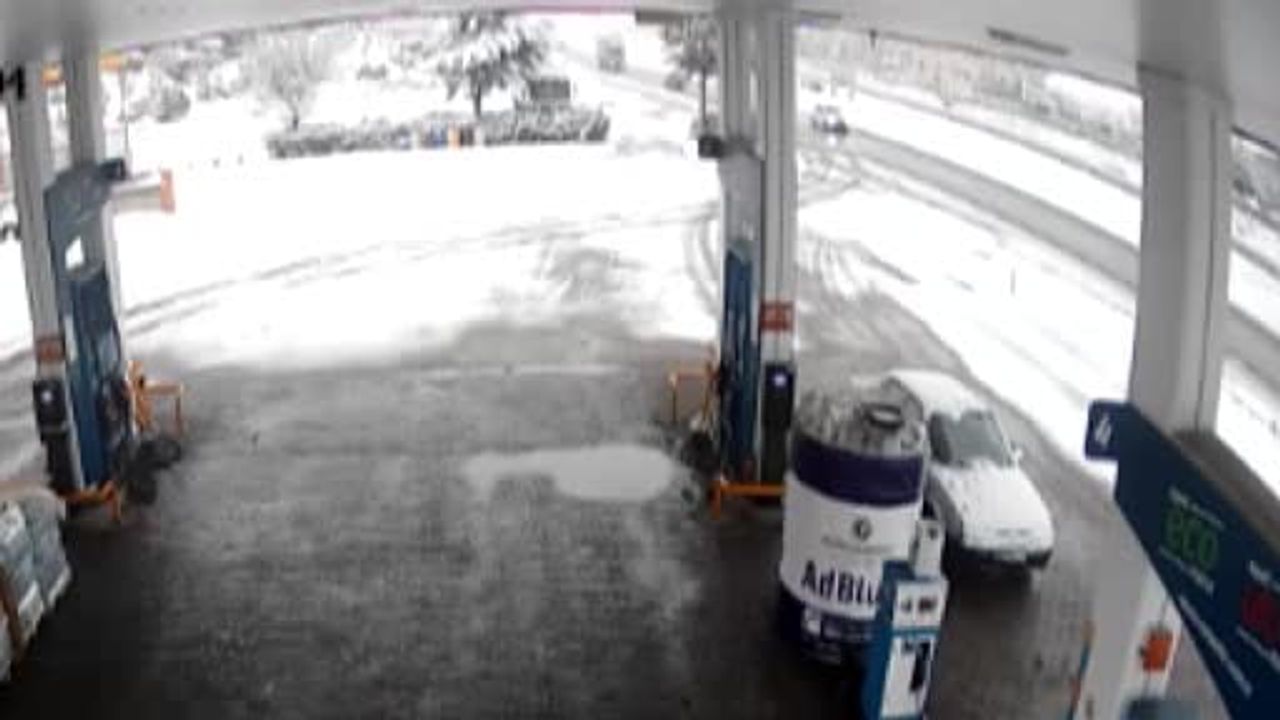 Nevşehir'de otomobil buzlanma nedeniyle takla attı