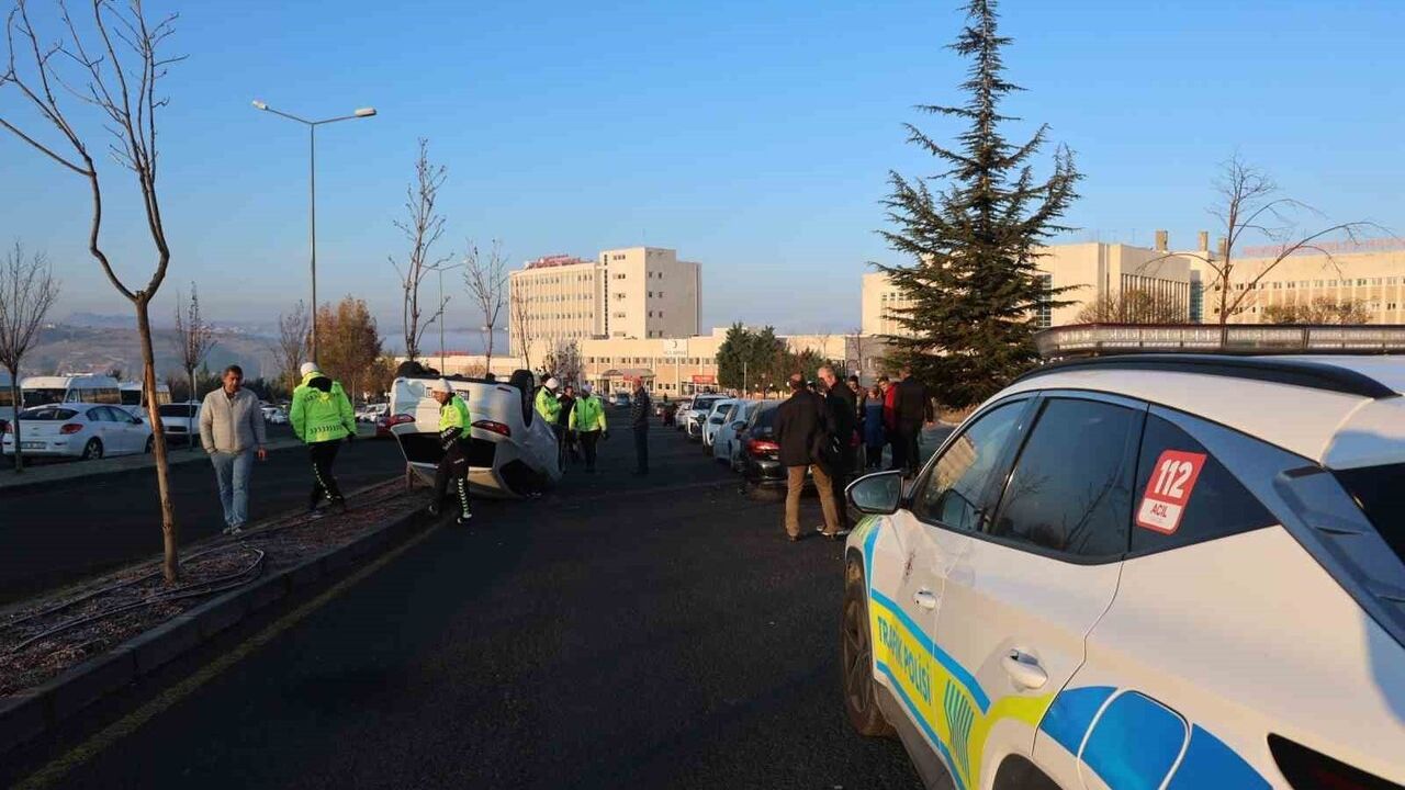 Nevşehir'de Park Halindeki Araca Çarpan Otomobil Takla Attı: 1 Yaralı