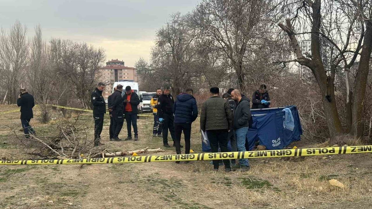 Niğde'de boş arazide erkek cesedi tespit edildi