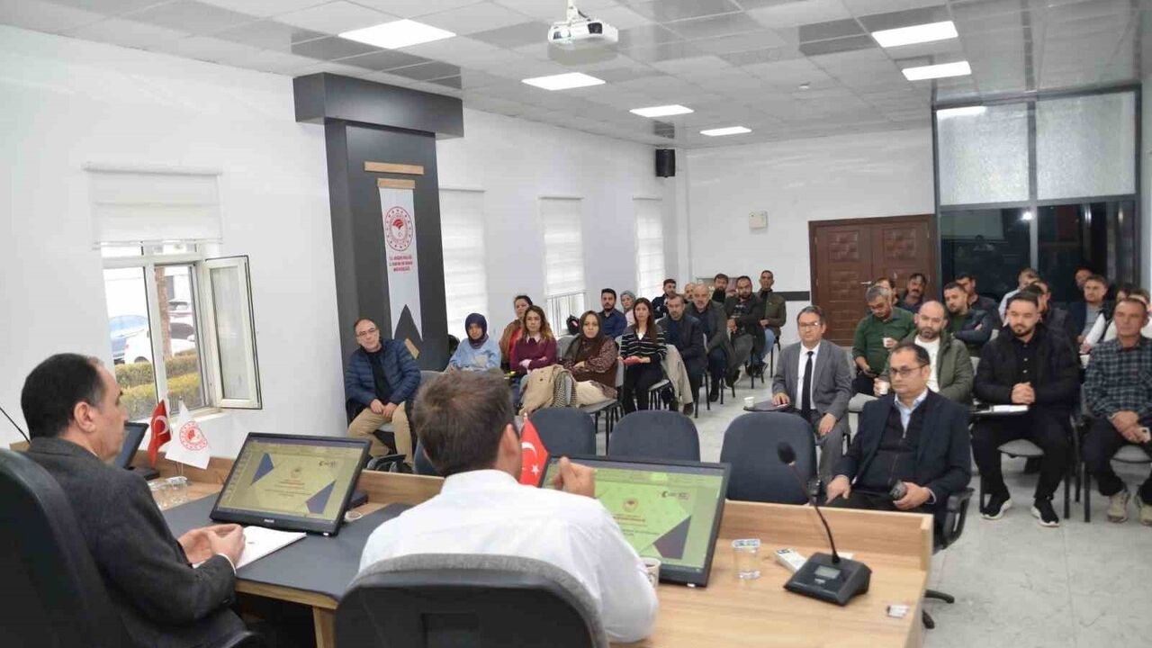 Niğde'de çiğ süt üretimine yönelik hijyen ve destek modeli eğitimi başladı